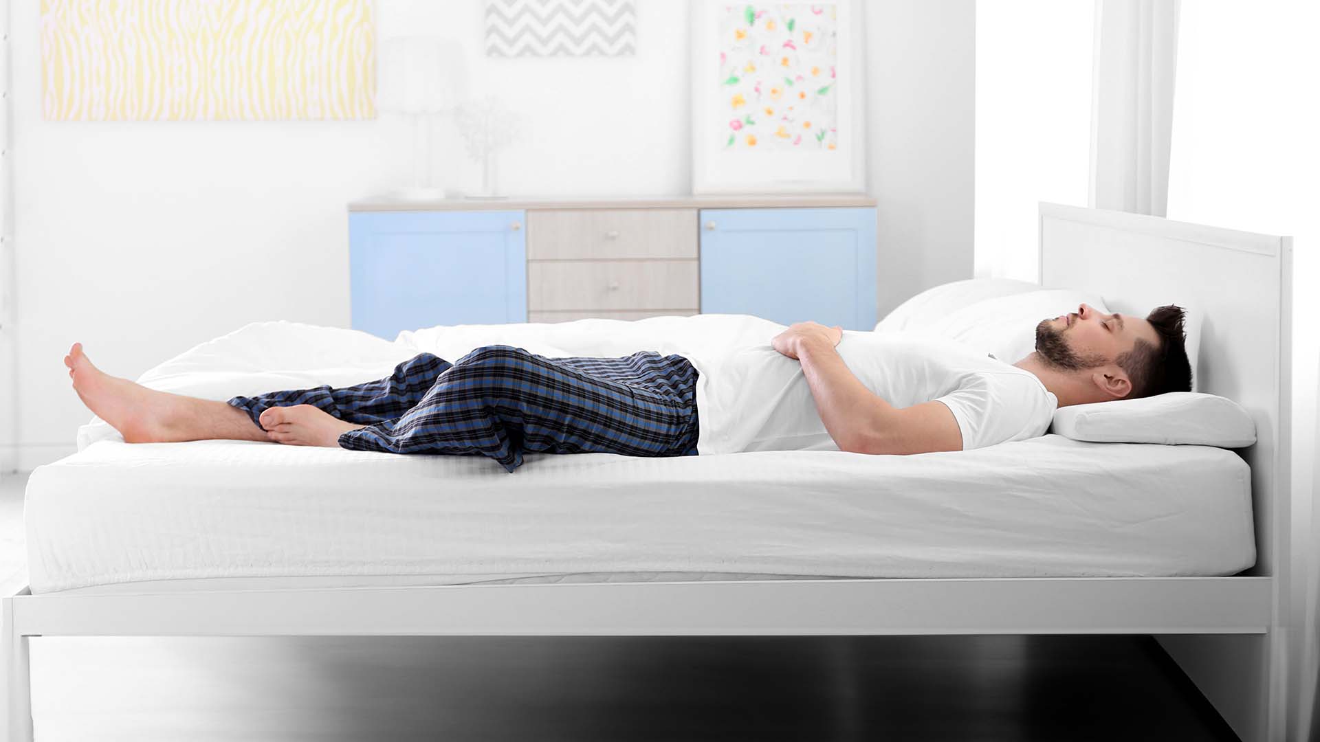 Diese Bild veranschaulicht einen jungen Mann im Bett mit HWS-Kissen.